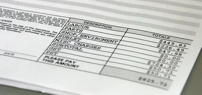 Close-up van een factuur met omschrijving en bedragen, met onderaan de regel 'please pay this amount'