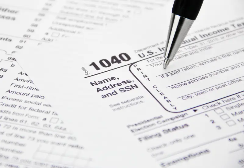 Balpen op een belastingaangifteformulier (IRS 1040), klaar om ingevuld te worden