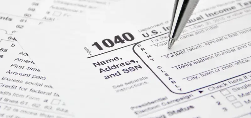 Balpen op een belastingaangifteformulier (IRS 1040), klaar om ingevuld te worden