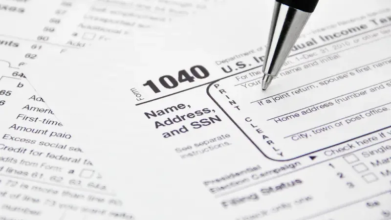 Balpen op een belastingaangifteformulier (IRS 1040), klaar om ingevuld te worden