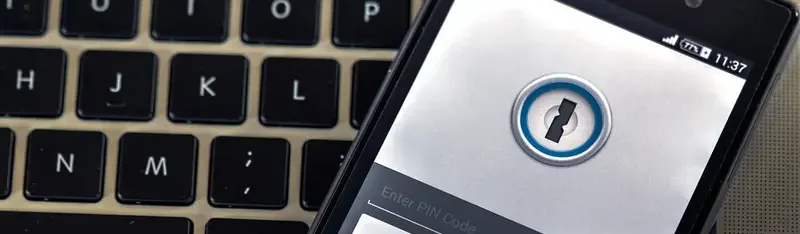 Smartphone met vergrendelscherm en pincode op een laptoptoetsenbord