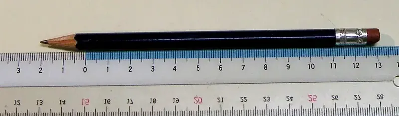 Potlood langs een liniaal met centimeter- en inchverdeling