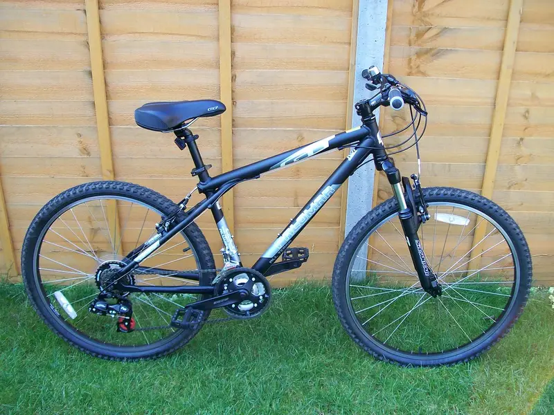 Mountainbike van opzij met duidelijk zichtbare wielen