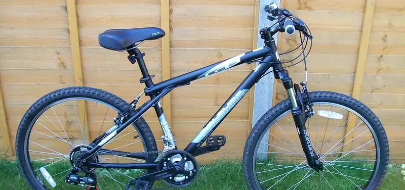 Mountainbike van opzij met duidelijk zichtbare wielen