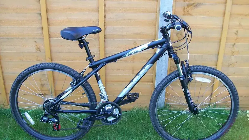 Mountainbike van opzij met duidelijk zichtbare wielen