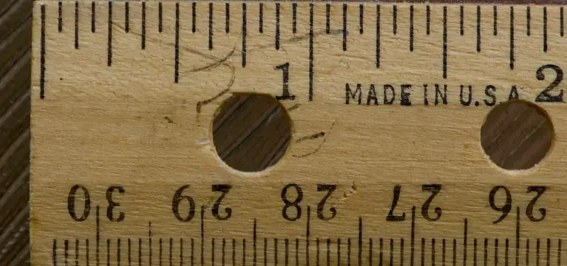Houten liniaal met zowel inch- als millimeterverdeling