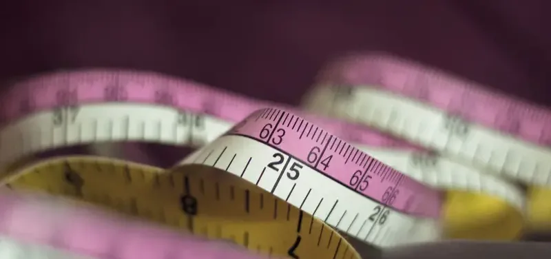 Rolmaat en linialen met inch- en centimeterverdeling naast elkaar