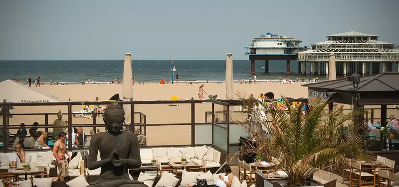Zonnig strand van Scheveningen met pier en strandtenten